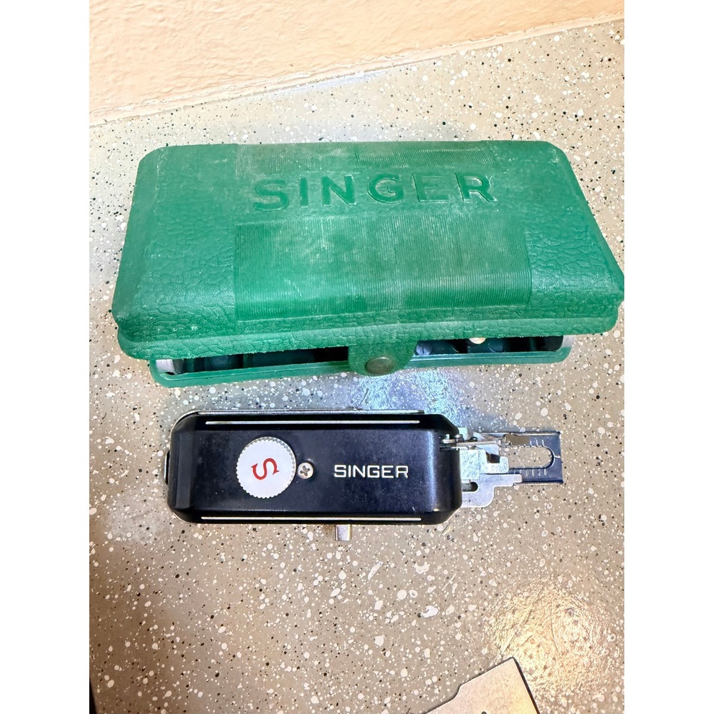 Singer 160506 Professional Buttonholer‎ Slant Shank Attachment Green Case USA